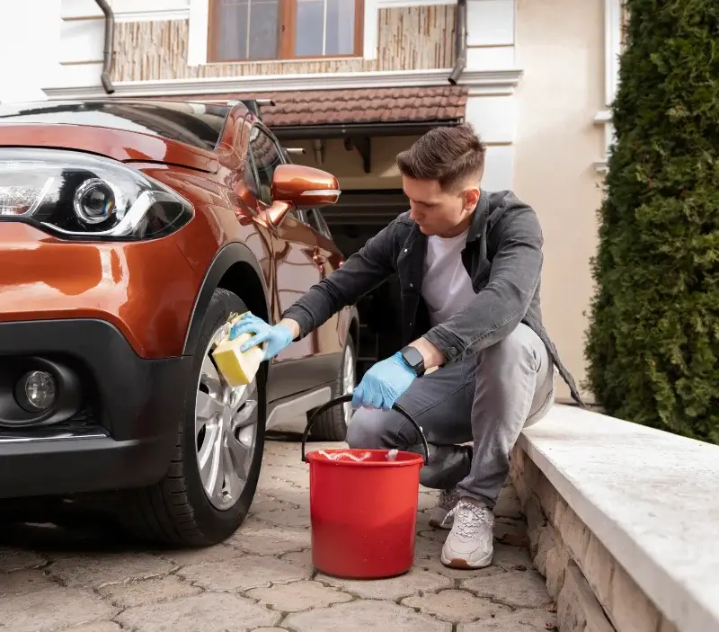 Lavage auto à domicile Les Adjots : professionnel intervenant sur un véhicule